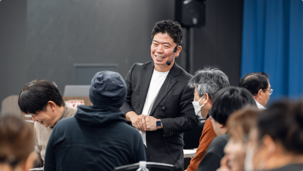 受講者と交流する高沢塾長