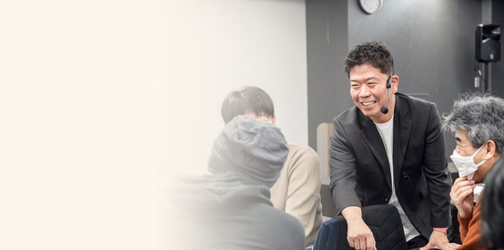 セミナーで塾長と受講生が会話している