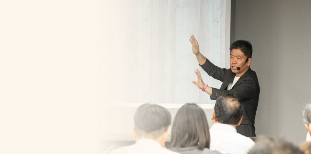 セミナーで塾長が説明をしている