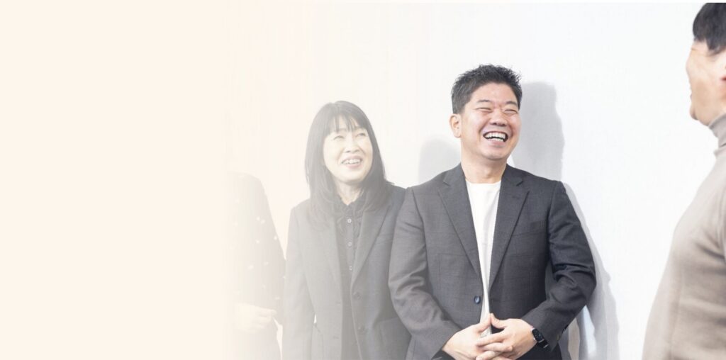 塾長と受講生が笑顔で会話している