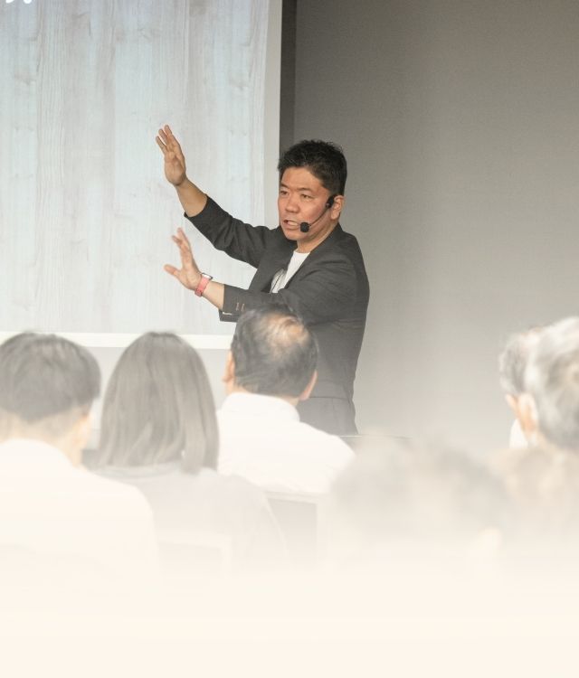 セミナーで塾長が説明をしている