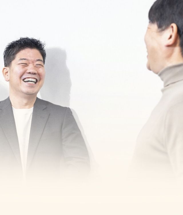 塾長と受講生が笑顔で会話している