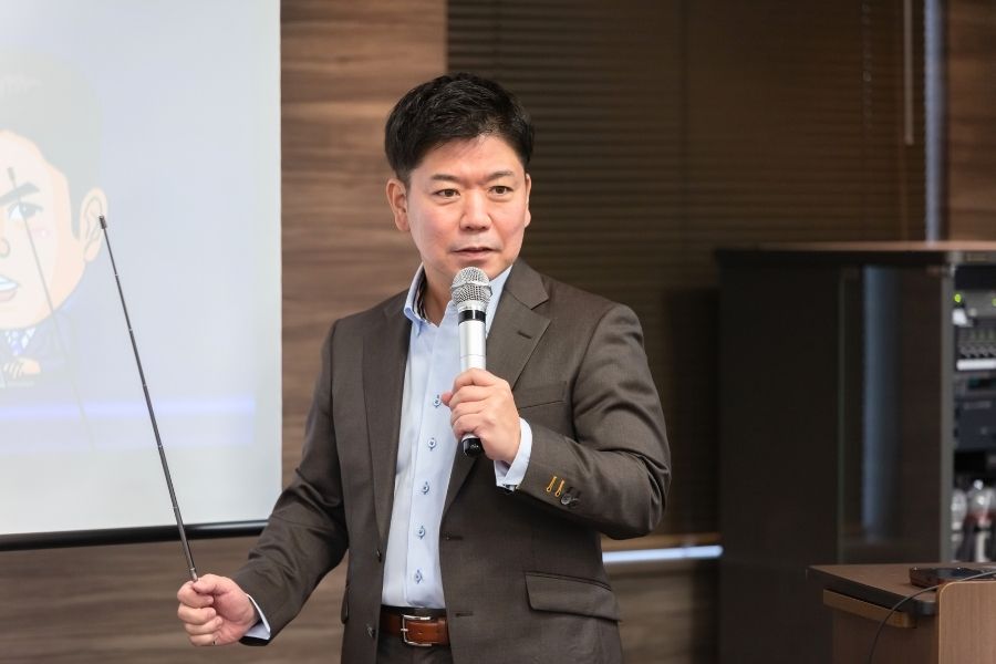 塾長が講義をしている様子